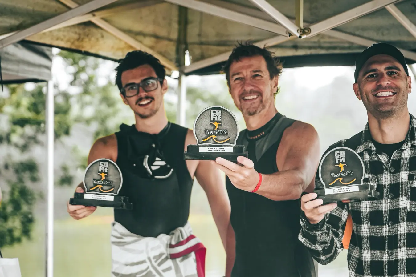 Pódio masculino 3000m com troféus TravesSIGA